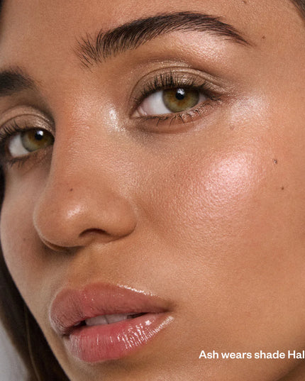 Shiny Objects
Wet Glisten Powder Highlighter